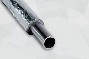 Metallrohr mit einer Rohrisolierung mit Aluminiumoberfläche