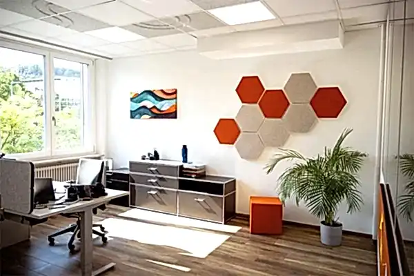 kleines Büro mit sechseckigen Schallabsorbern und einem Akustikbild an der Wand
