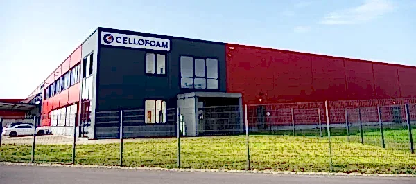rote Produktionshalle mit Büroteil