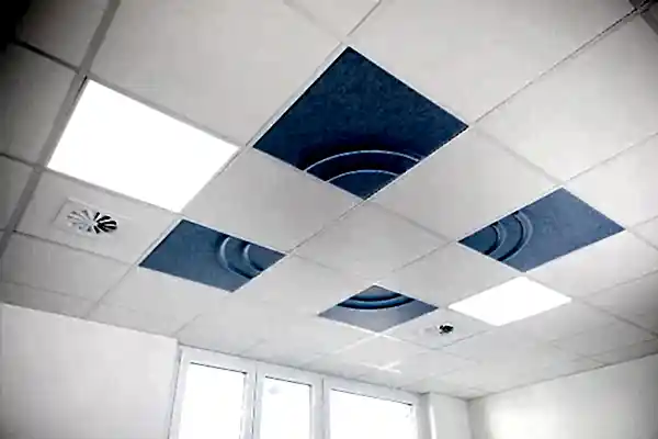 blaue Deckeneinleger mit Wellenmuster in weißer Rasterdecke