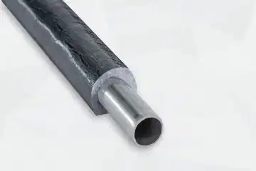 Metallrohr mit einer schwarzen Rohrisolierung von Cellofoam