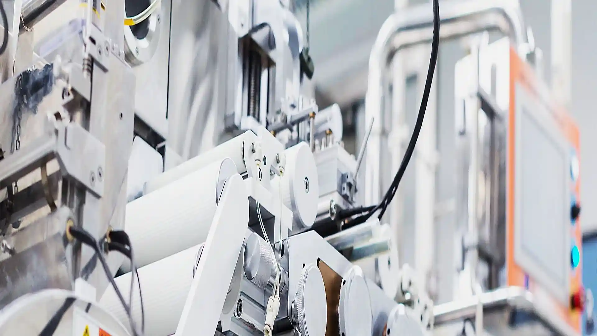 Diverse Rohre und Kabel einer großen Maschine