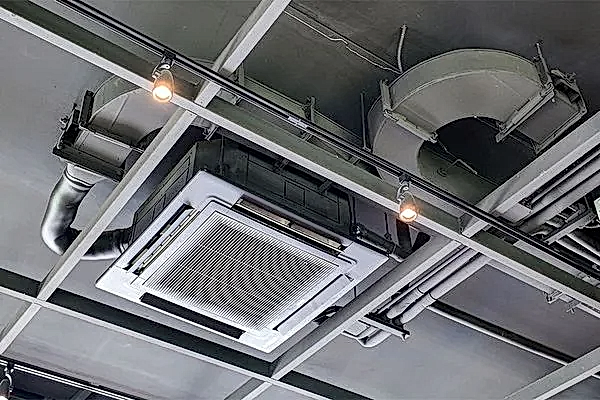 graue Zimmerdecke mit Lüftungskanälen und einem großen Auslass