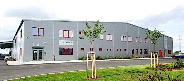 graues zweistöckiges Firmengebäude mit Fenstern