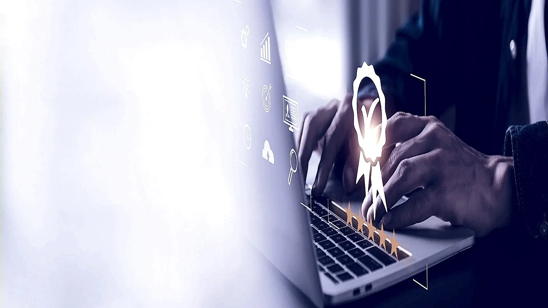 Laptop mit Icon das ein Zertifikat symbolisiert