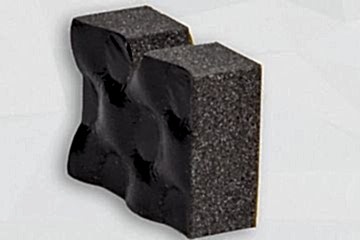 Dunkelgraue Schaumstoffplatte stehend mit schwarzer Folienoberfläche