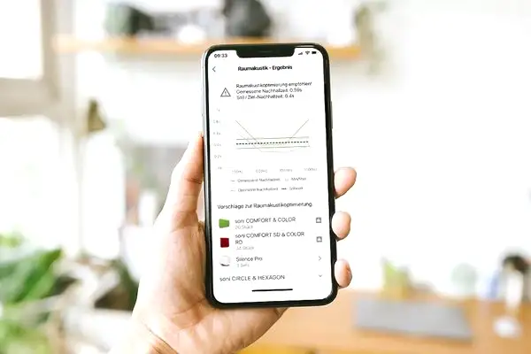 Handybildschirm zeigt Nachhall-Messkurve der soniflex App