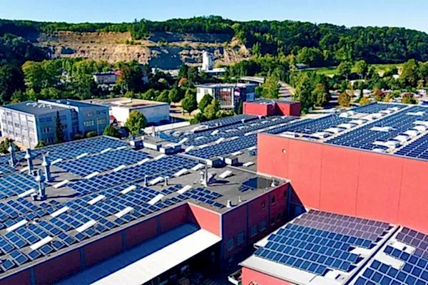 Dach einer Produktionshalle mit unzähligen Solarpanelen ausgestattet