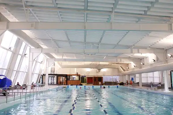 Hallenbad mit einer weißen Decke ausgerüstet mit weißen Akustikplatten
