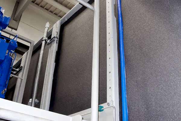 Schaumstoffplatten an einer Wand neben einer Maschine