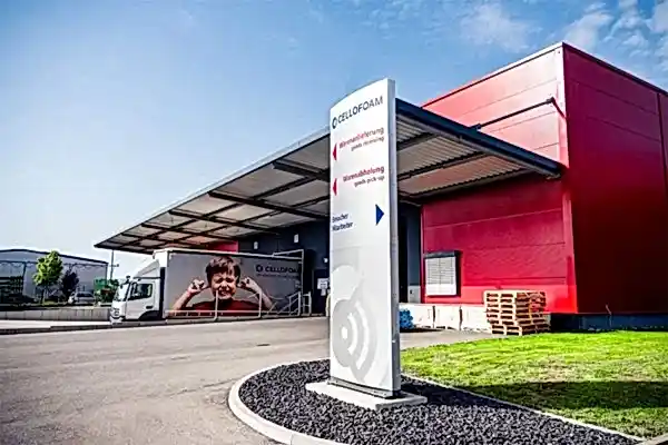 rote Produktionshalle mit Warenausgangsterminal