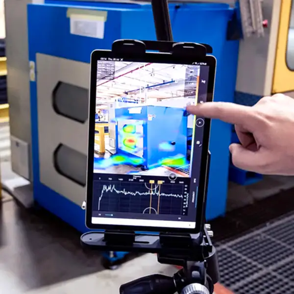 Tablet wird mit Finger bedient und zeigt eine Wärmebildansicht einer Maschine
